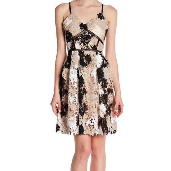 Romeo & Juliet Couture Dresses & Skirts - Romeo + Juliet couture lace empire dress